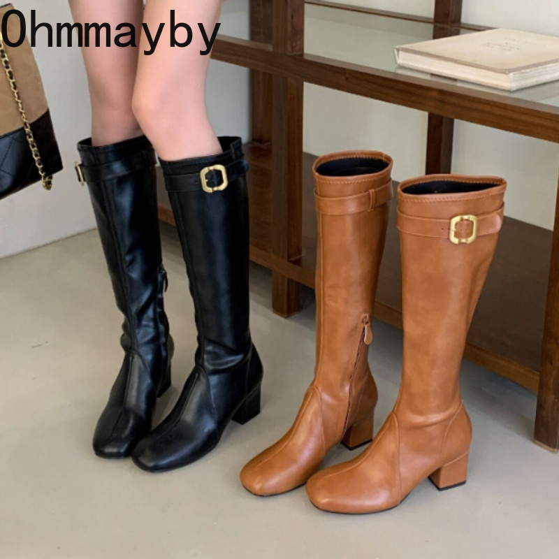 Street Fashion Winter - รองเท้าบูทผู้หญิงทรงเรโทรหัวเหลี่ยมสูงถึงเข่า พร้อมหัวเข็มขัดโลหะ ส้นบล็อก ซิปด้านข้าง รองเท้าบูททรงอัศวิน รองเท้าบูทหนังแฟชั่นลำลองทรงสูง