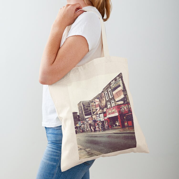 Street Fashion In London - ตลาดแคมเด็นทาวน์ ลอนดอน ถนนแคมเดน กระเป๋าผ้าแคนวาสลายสิงโต กระเป๋าโท้ท กระเป๋าช้อปปิ้ง